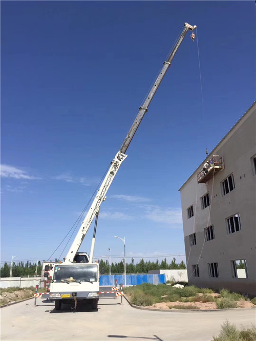 奉贤区“轻装强干”—— 吊车的 “轻量化臂架” 技术